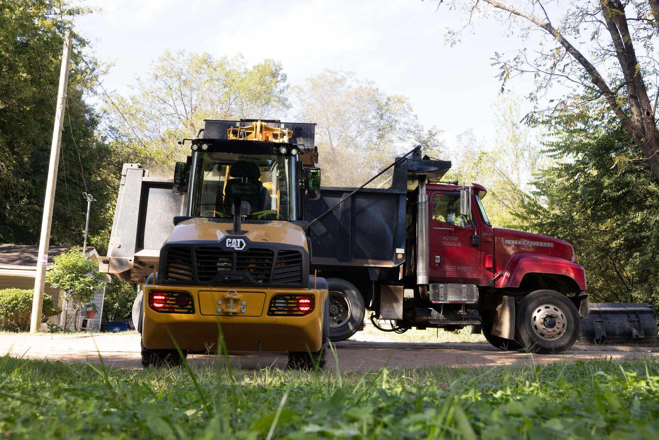 Cat® 906 Compact Wheel Loader