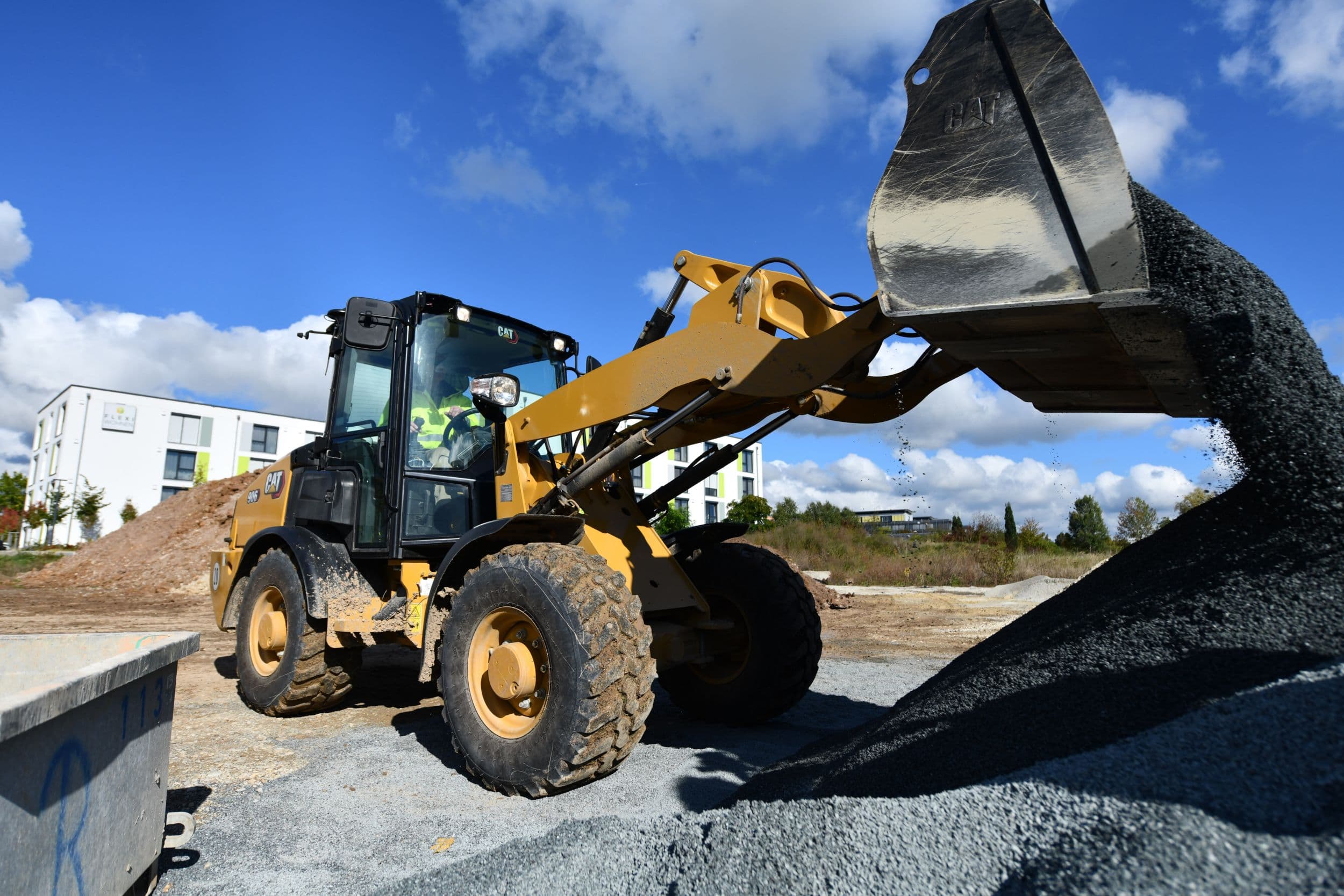 Cat® 906 in construction application