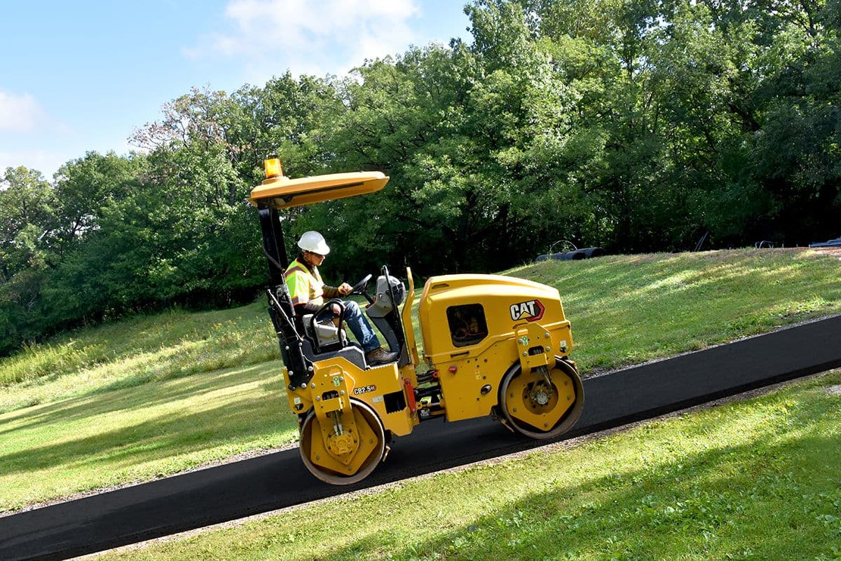 CB2.5 GC tandem roller compacting asphalt